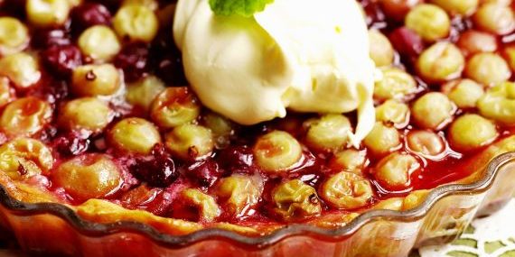 Gooseberry recipes: Open pie with gooseberries stewed in wine