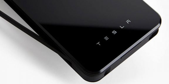 Tesla выпустила беспроводную зарядку для смартфонов