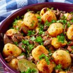 7 классных способов приготовить картошку с грибами на сковороде и в духовке