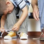 Простой способ научить ребёнка завязывать шнурки