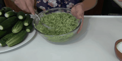 Рецепт огурцов в огурцах: Добавьте к тёртым овощам соль и хорошенько перемешайте