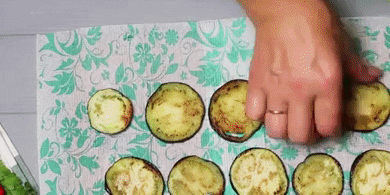 Как заморозить баклажаны жареные: переложите овощи на тарелку
