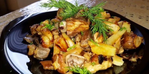 Свинина, тушенная с грибами и картофелем на сковороде