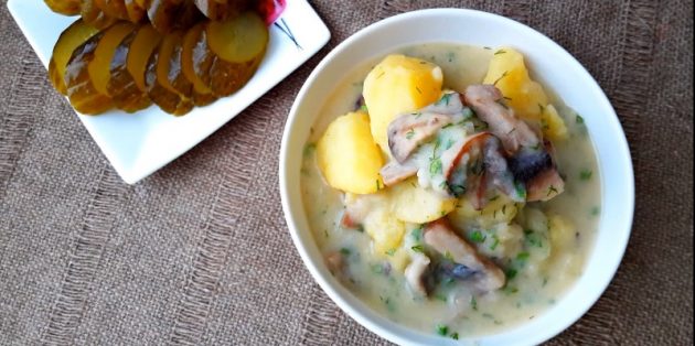 Тушёная картошка с грибами в сметанном соусе