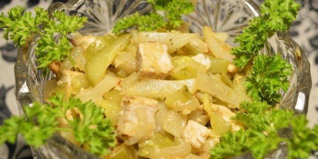 Топинамбур рецепты: Тёплый салат с топинамбуром, курицей и маринованными огурцами