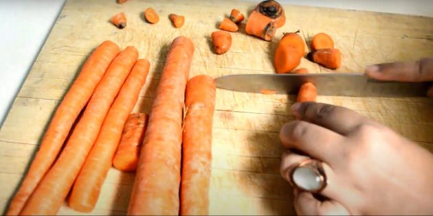 Как хранить морковь в холодильнике: срежьте у сухой моркови кончики с обеих сторон