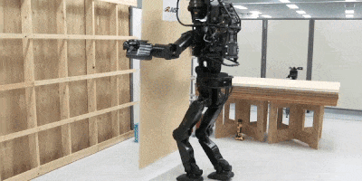 Видео дня: японский человекоподобный робот устанавливает гипсокартон