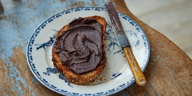 Рецепт: Шоколадная паста с фундуком и сливками от Джейми Оливера