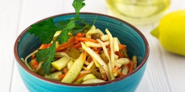 Блюда из репы: Салат с репой, морковью и яблоком