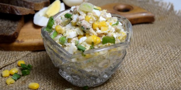 Рецепты: салат с кукурузой, печенью трески, яйцами и сыром
