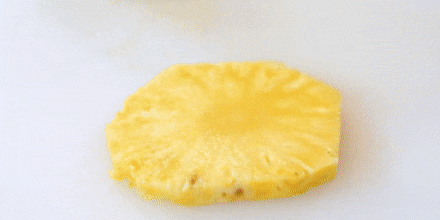 Как порезать ананас кружочками: удалите сердцевину с помощью обычного ножа, прокручивая его по кругу.