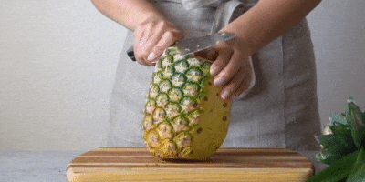 Как почистить ананас: поставьте фрукт и срежьте с него кожуру