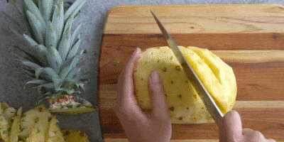 Как почистить ананас: вырежьте глазки