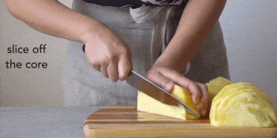 Как порезать ананас дольками: срежьте с получившихся четвертинок жёсткие сердцевины