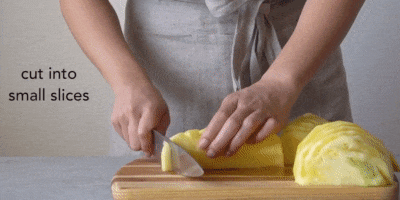 Нарежьте четвертинки ананаса небольшими дольками