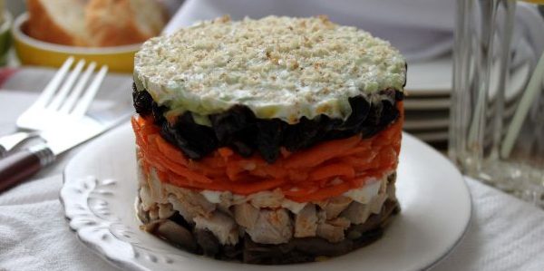 Слоёный салат с черносливом, курицей, грибами, корейской морковью и сливочной заправкой