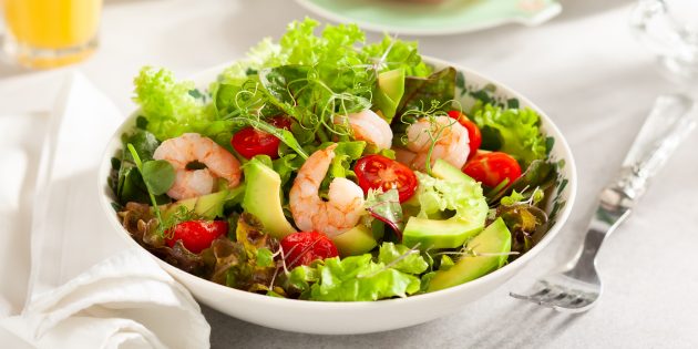 Salad with avocado, shrimps and tomatoes