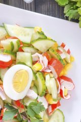 10 interesnyh salatov s krabovymi palochkami