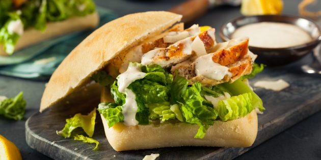 Как приготовить цезарь с курицей и прошутто в сэндвиче