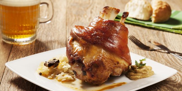 Рецепты свинины в духовке: Свиная рулька «Швайнхаксе» по-баварски