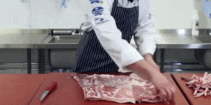 Как запечь свинину в духовке: сделайте глубокий надрез вдоль посередине и разложите мясо как книжку