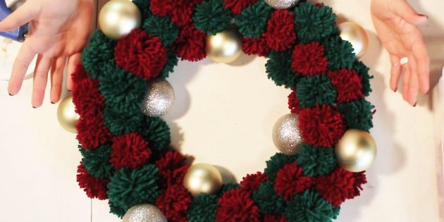 pom pom christmas wreath2 1544770810 e1544770905753