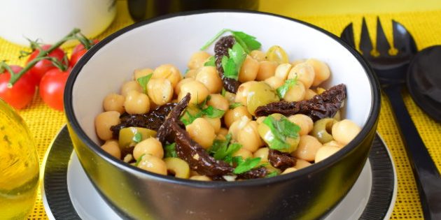 Салаты без майонеза: Салат с нутом, оливками и вялеными томатами