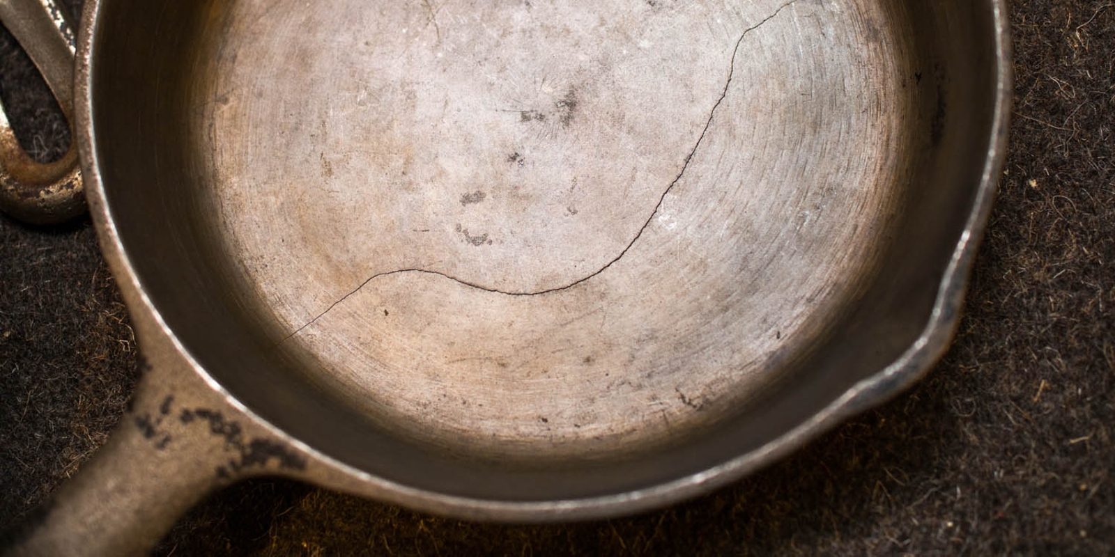Почему чугунная сковорода ржавеет и что делать со ржавчиной: методы удаления и профилактики