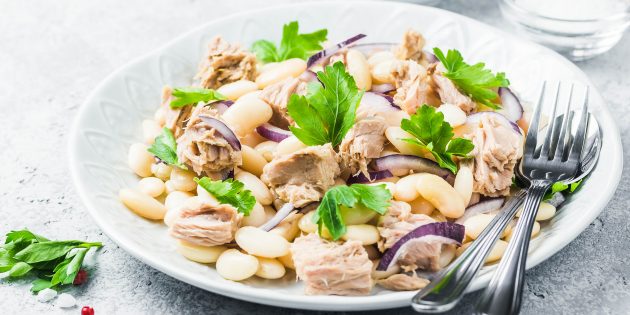 Salad with beans and tuna: a simple recipe