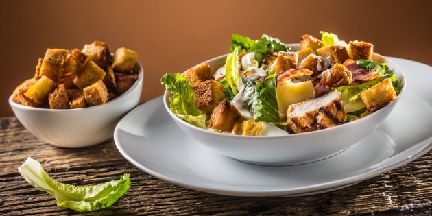 Рецепт салата цезарь с курицей, грибами и беконом