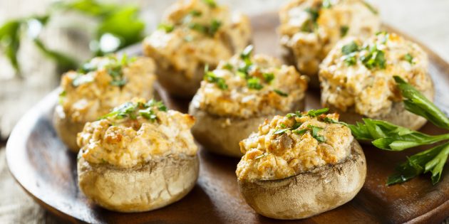 Champignons stuffed with chicken and cheese