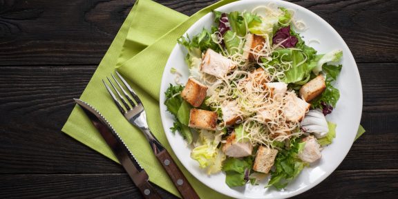 11 лучших рецептов салата цезарь. Это точно стоит попробовать