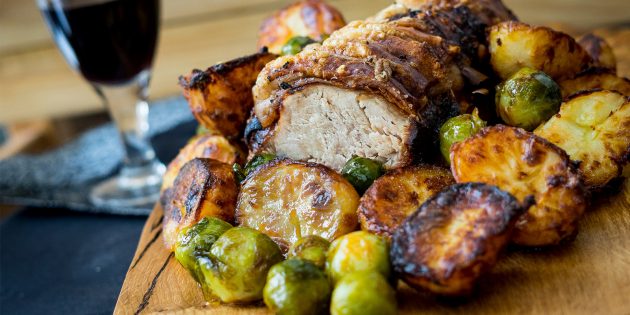 Рецепты ужина на скорую руку: свиные отбивные с чесноком, розмарином и брюссельской капустой