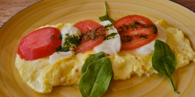 How to cook a quick dinner: omelet with mozzarella