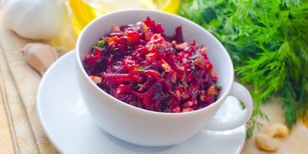 Салат из морской капусты со свёклой и черносливом: простой рецепт