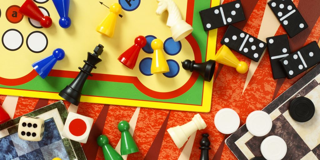 Чем заняться в новогодние праздники: поиграйте в настолки