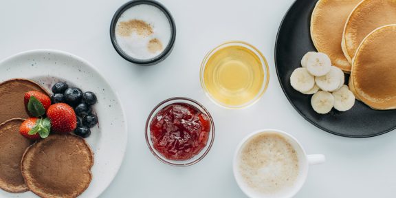 Как приготовить вкусные и пышные оладьи: 15 лучших рецептов