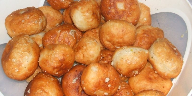 Быстрые пампушки с чесноком на сковороде