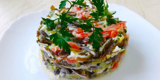 Рецепты: Салат из морской капусты с сёмгой, яйцами и огурцами