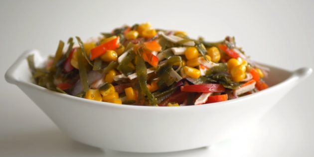 Рецепты: Салат из морской капусты с кукурузой, крабовыми палочками и болгарским перцем