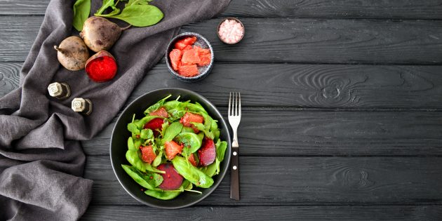 Тёплый салат из варёной свёклы с помидорами и шпинатом: простой рецепт