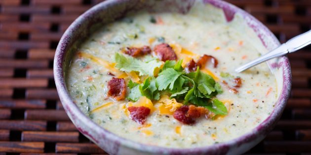 Рецепты ужина на скорую руку: суп с беконом и цветной капустой