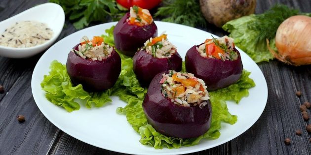 Beetroot stuffed with chicken, rice and bell pepper