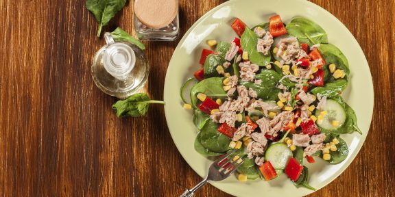 10 appetitnyh salatov s konservirovannym tuncom