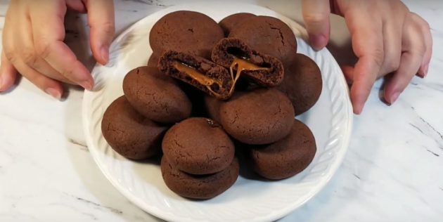 Шоколадное печенье с карамелью