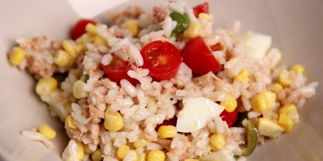 Салат с кукурузой и рисом – новые варианты блюд
