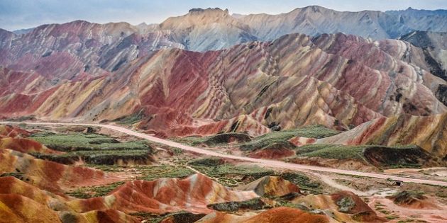Территория Азии не зря привлекает туристов: цветные холмы Данься, Китай