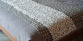 Лайфхак: как сложить одеяло, превратив его в удобную подушку