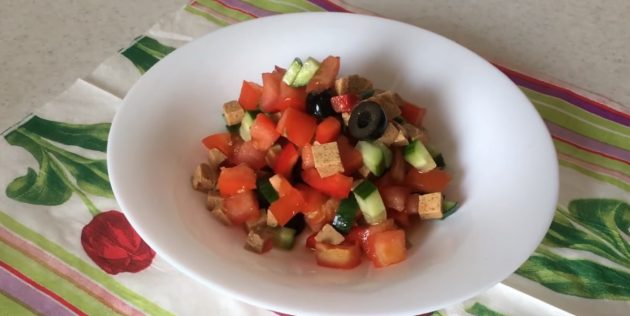 Постный греческий салат с тофу