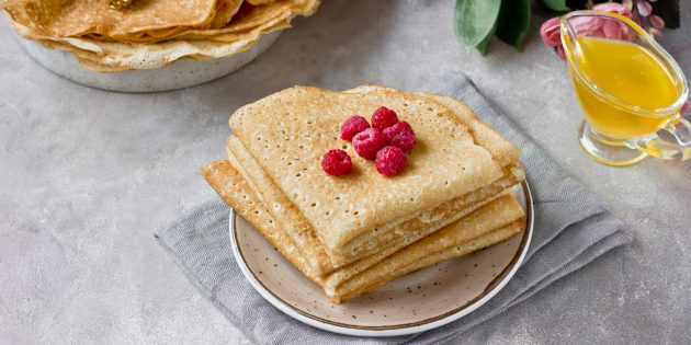 Openwork custard pancakes on kefir and water without eggs: a simple recipe